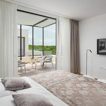 Modern Noble With Outdoor And Indoor Pool * Bale